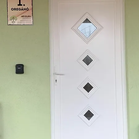 Arvisura Vendeghazak Family Friendly Transit Apartments Zsombo Exterior photo
