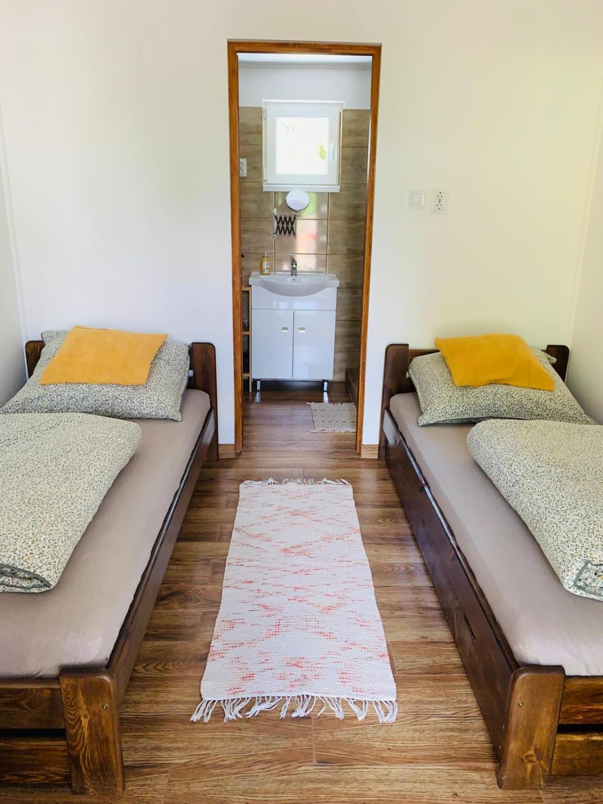Arvisura Vendeghazak Family Friendly Transit Apartment